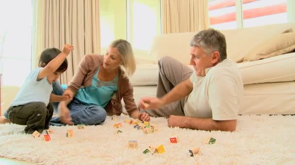 Bébé jouer avec les parents sur le tapis — Video