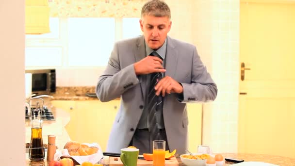 Man on phone rushing to eat breakfast and get off to work — Stock Video