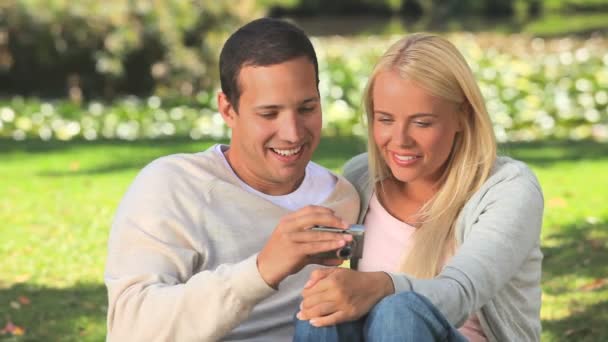 Pareja joven tomando una foto de sí mismos — Vídeos de Stock