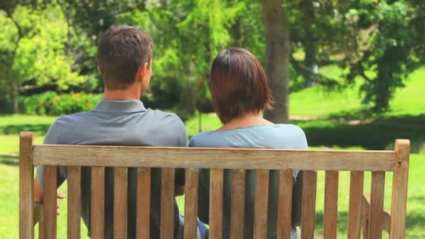 Amando a la joven pareja hablando afuera — Vídeos de Stock