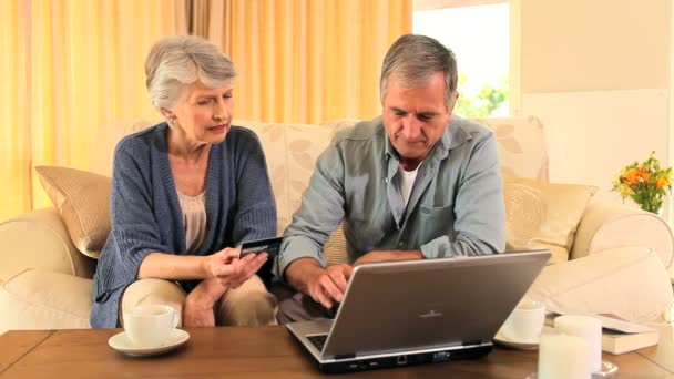 Elderly couple trying to buy something on internet — Stock Video