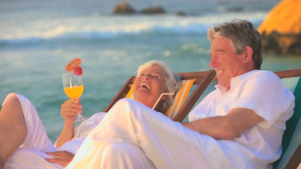 Ώριμο ζευγάρι πίνοντας κοκτέιλ στην παραλία — Αρχείο Βίντεο