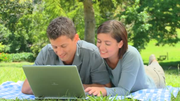 Jeune couple surfant sur leur ordinateur portable — Video