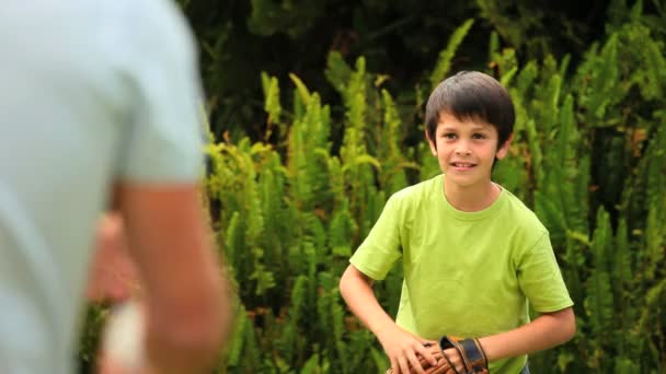 Father teaching his young son how to play baseball — Stock Video