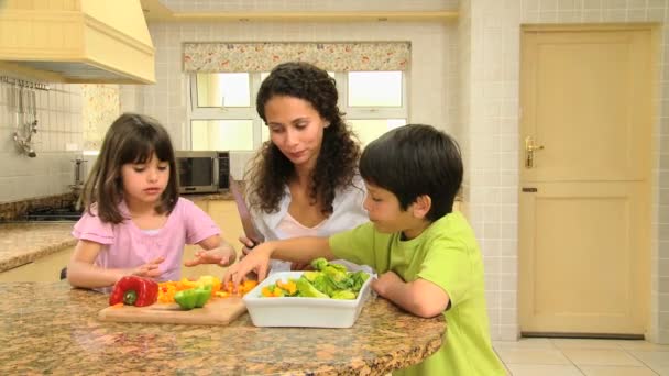 Kinderen helpen hun moeder in de keuken — Stockvideo