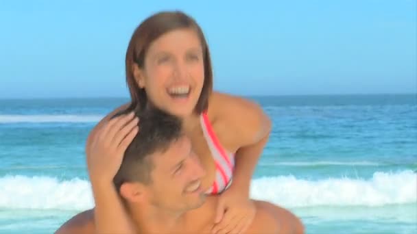可爱的情侣在海滩上玩 — 图库视频影像