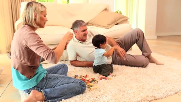 Mamma blåser bubblles för sitt barn — Stockvideo