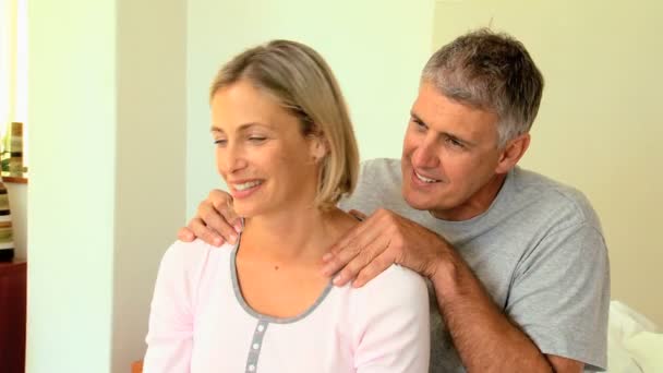 Man zijn vrouw schouders masseren — Stockvideo