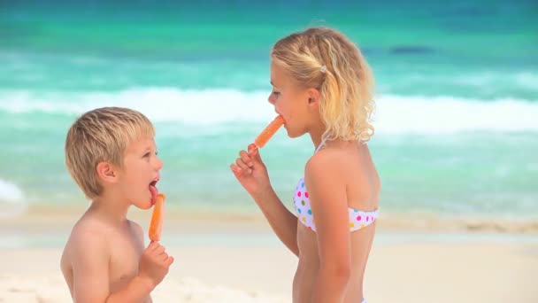 Rubia niños comiendo agua helados — Vídeo de stock