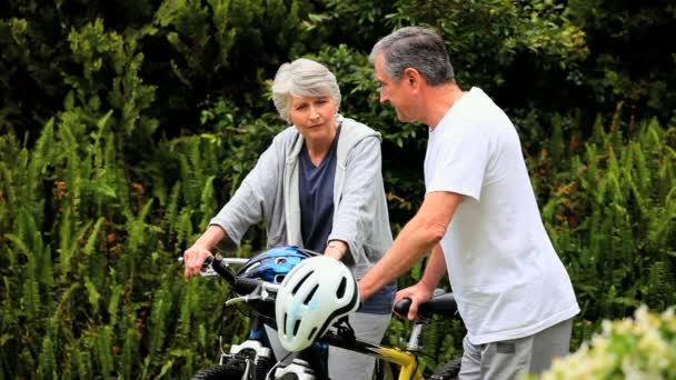 Mature couple with two bikes — Stock Video