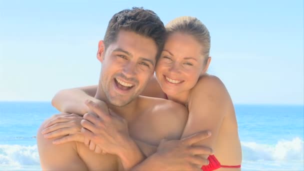 Dulce pareja posando en una playa — Vídeos de Stock