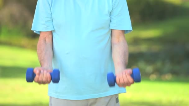 Elderly man bodybuilding — Stock Video