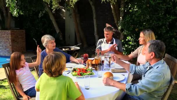 Familienessen im Garten — Stockvideo