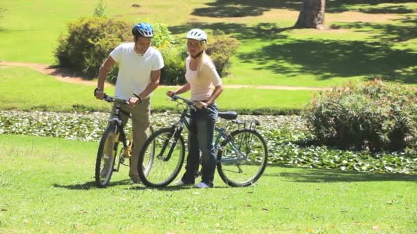 Jovem e sua esposa de bicicleta — Vídeo de Stock