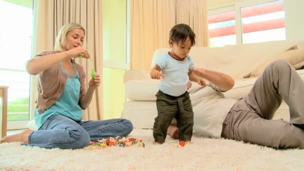 Мати дме бульбашки, поки дитина намагається зловити їх — стокове відео