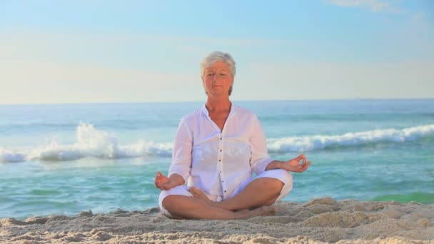 Reife Frau macht Yoga-Übungen — Stockvideo