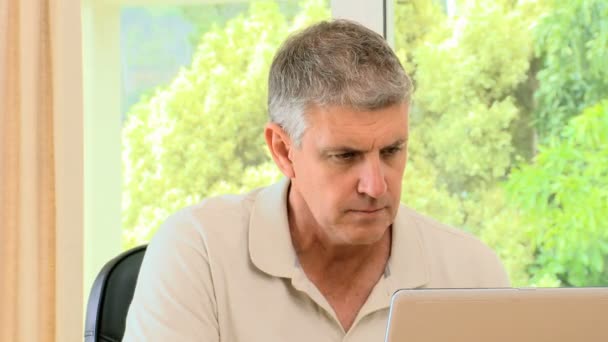 Uvolněné muž pracuje na jeho laptopu — Stock video