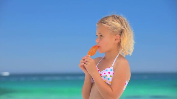 Küçük sarışın kız su buz yeme — Stok video