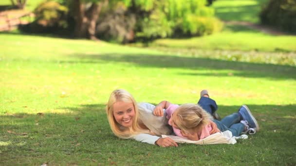 Jonge vrouw praten met haar dochter — Stockvideo