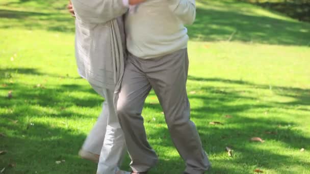 Mature couple dancing outside — Stock Video