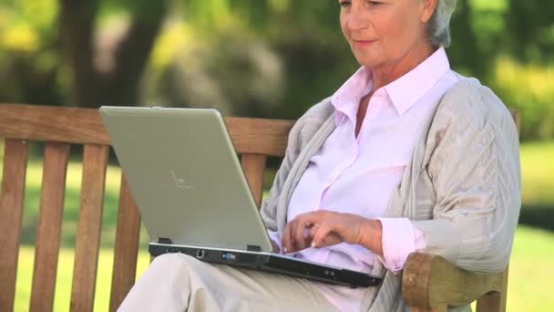 Mulher madura conversando em seu laptop — Vídeo de Stock