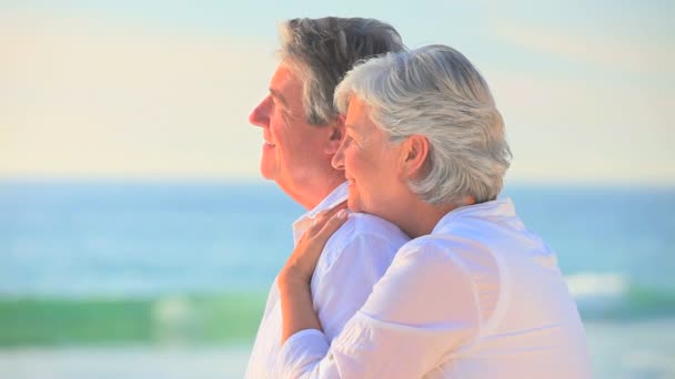 Couple d'âge mûr se détendre en face de la mer — Video