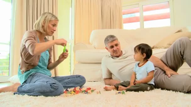 Jovens pais brincando com bebê — Vídeo de Stock