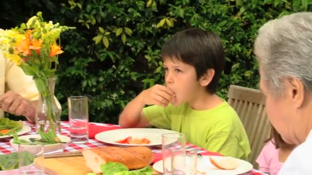 Familie lunch in de tuin — Stockvideo