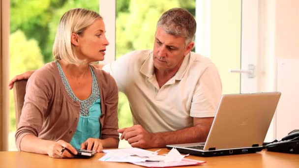 Couple adulte calculant leurs factures — Video