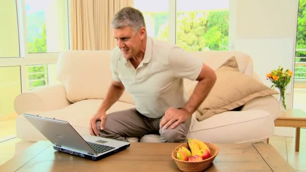 Чоловік втрачає щось на ноутбуці — стокове відео