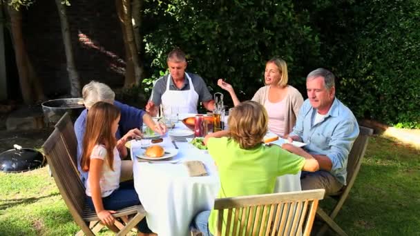 Familj Grill måltid i trädgården — Stockvideo