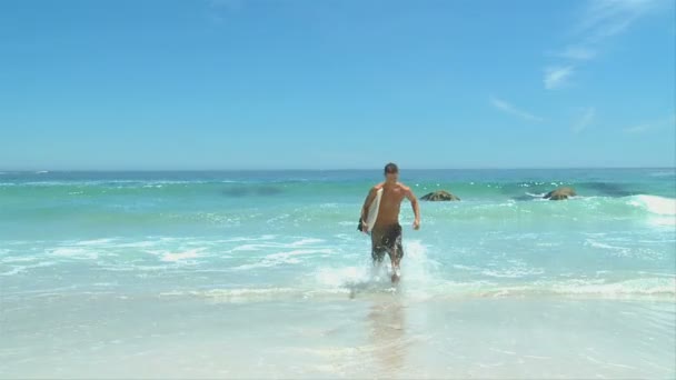 Muž s Surf vymanit se z vody — Stock video