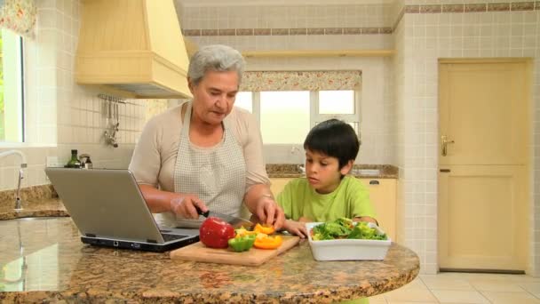 Mujer cocinando con su nieto — Vídeos de Stock