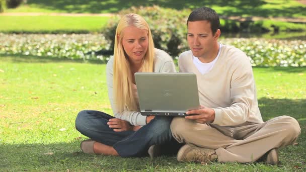年轻的夫妇在其笔记本电脑上 — 图库视频影像