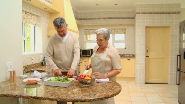 Зрелая пара готовит вместе — стоковое видео