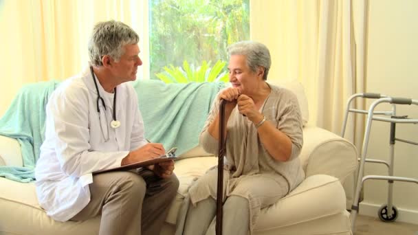 Médico consultando con una paciente madura — Vídeo de stock