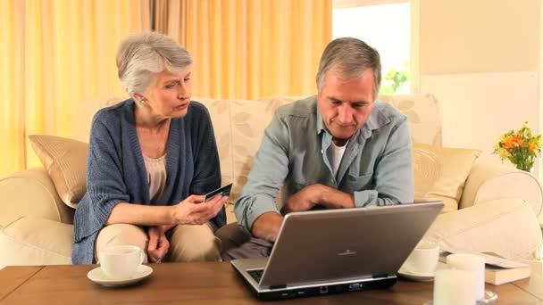 Senior koppel een betaling maken op het internet — Stockvideo