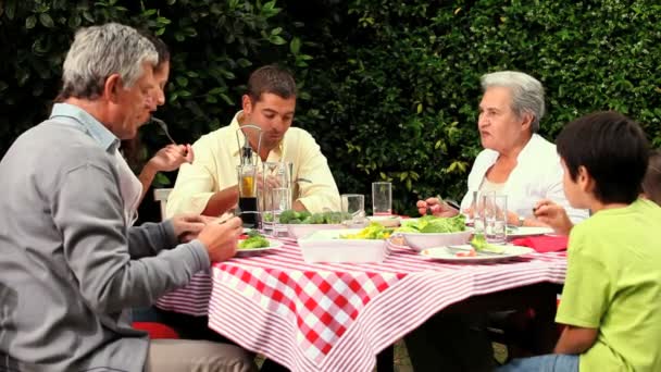 Déjeuner en famille avec les grands-parents dans le jardin — Video