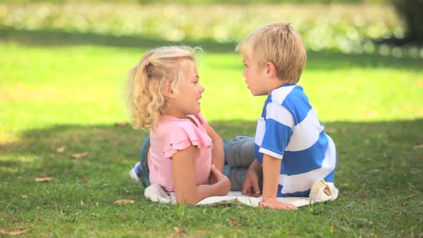 Deux jeunes enfants parlent ensemble — Video