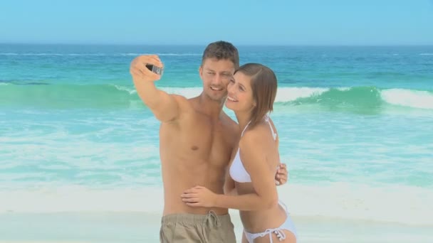 Casal tirando uma foto de si mesmos — Vídeo de Stock