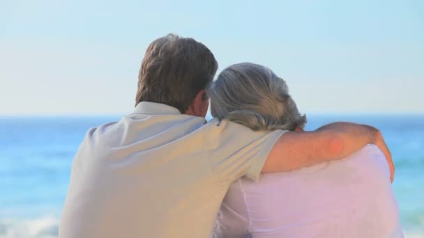 Couple plus âgé regardant la mer — Video