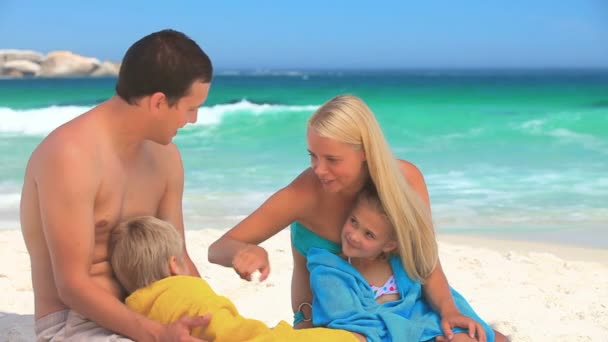 Симпатичная пара и дети на пляже — стоковое видео