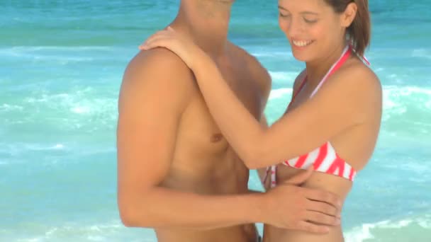 Couple mignon étreignant au bord de la mer — Video