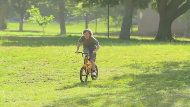 Jovem menino de bicicleta — Vídeo de Stock