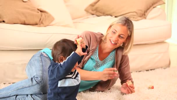 Kleine jongen spelen met alfabet blokken — Stockvideo