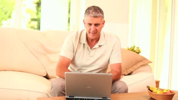 Человек, раздраженный своим ноутбуком — стоковое видео