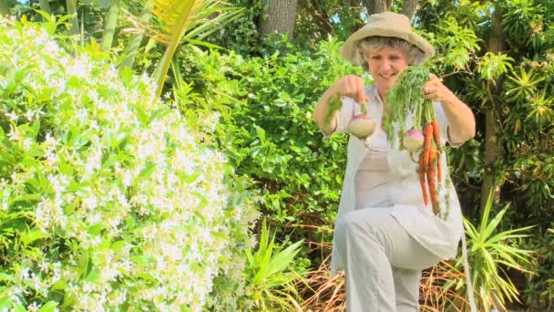 Volwassen vrouw toont haar tuin producten — Stockvideo