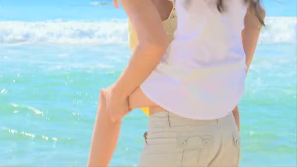 Söt blond kvinna med sin dotter på hennes rygg — Stockvideo
