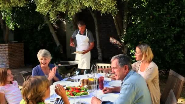 Barbacoa Familiar en jardín — Vídeos de Stock