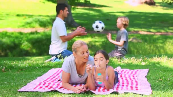 Genç çiftin çocukları ile oynama — Stok video